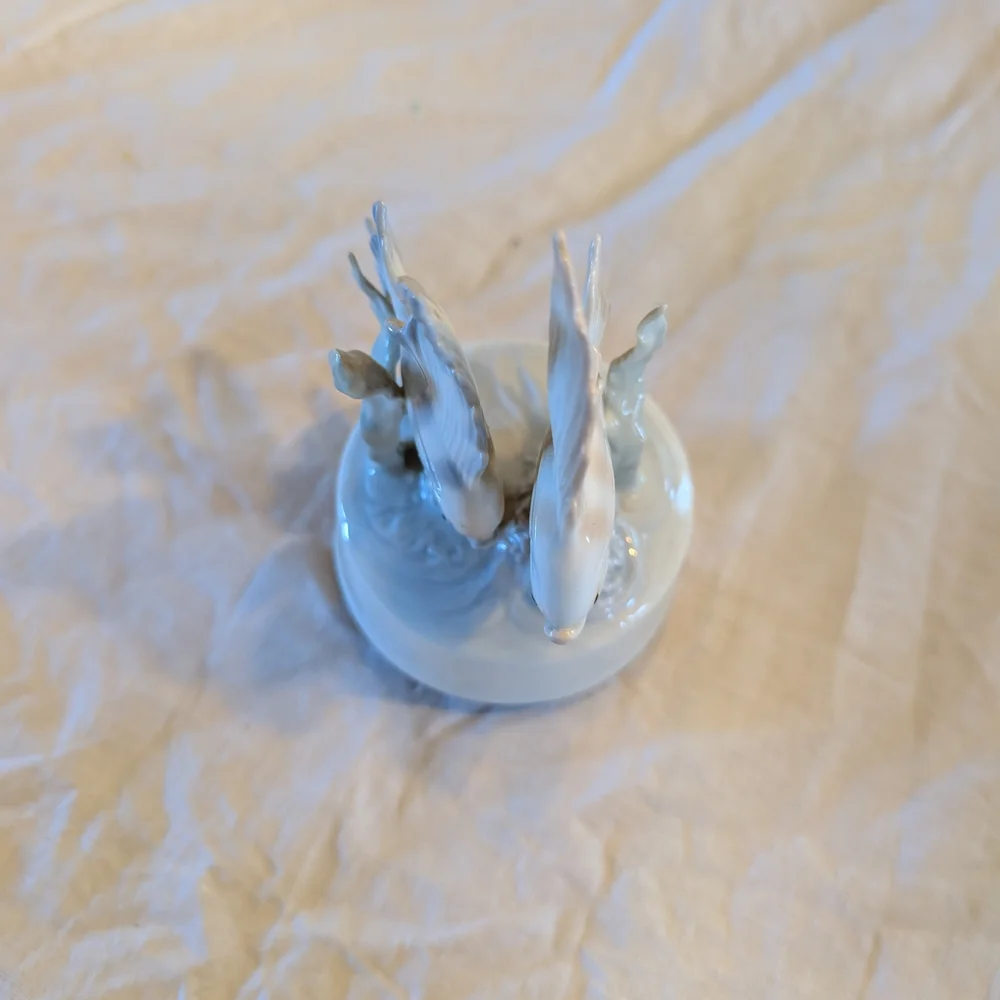 2/80$ Otagiri Porcelain Angelfish Music Box Figurine in White and Light Blue - Picture 3 of 8